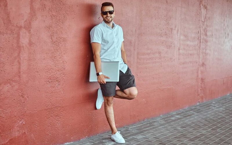 What Color Shirts Go With Grey Shorts