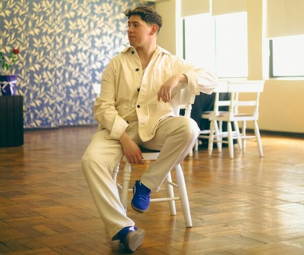 trendy ways to style beige chinos with white shirt