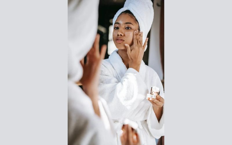 Apply Toner: Balance skin pH with soothing ingredients.